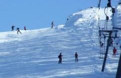 Accident grav pe pârtie, în Semenic: Un copil de 10 ani a fost rănit de cablul teleschiului, care s-a rupt