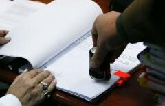 Sintagma "societate comercială", înlocuită cu termenul "societate". Lista firmelor obligate să-şi schimbe denumirea din februarie