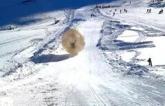 Imagini DRAMATICE pe pârtie: Bila goflabilă în care se afla a deviat, s-a lovit de stâncile ascuţite şi s-a oprit pe un lac îngheţat (VIDEO)