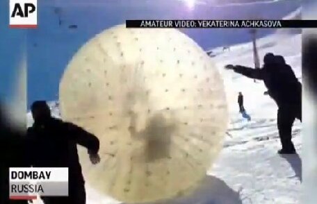 VIDEO Zorb, sport periculos » O cursă într-o bilă de plastic se încheie tragic