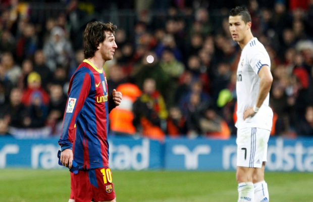 VIDEO Messi şi Cristiano Ronaldo ar fi invidioşi » Un suporter a intrat pe teren la o partidă amicală şi a driblat tot ce i-a stat în cale