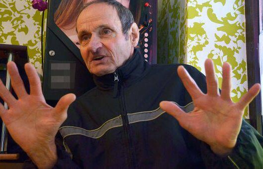 Un fost mare portar al Stelei mănîncă şi doarme pe unde apucă!