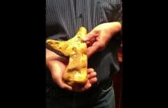 (VIDEO) Pepită de aur de 5,5 kilograme, găsită de un căutător amator din Australia