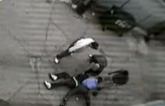 Imagini ŞOCANTE: Momentul în care managerul unei farmacii sugrumă un om al străzii pentru că furase o ...pastă de dinţi (VIDEO) 