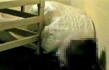 Atenţie, IMAGINI ŞOCANTE! O tânără de 19 ani se sinucide în spatele gratiilor, iar gardienii, impasibili, o filmează! (VIDEO)