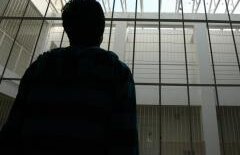 Deţinut condamnat pentru omor, EVADAT de sub escorta gardienilor!