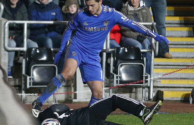 VIDEO ”Călăul” belgian şi Karate Kid » Hazard e investigat de poliţie şi de Federaţie pentru agresarea unui băiat de mingi