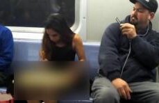 Călătorii din-un vagon de metrou, ÎNMĂRMURIŢI! Ce s-a apucat să facă o tânără în văzul tuturor (VIDEO) 