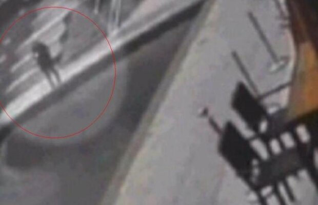 VIDEO: O femeie a cazut in piscina in timp ce trimitea un SMS