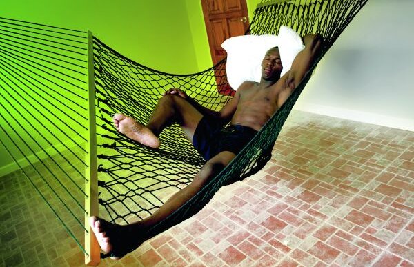 Bolt fără secrete » Cartea "Usain Bolt – Povestea mea" istoriseşte viaţa colorată şi neconvenţională a sprinterului jamaican