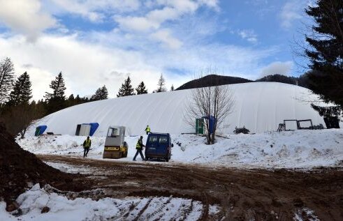 Balonul dintre munţi » Acoperişul presostatic al patinoarului din Poiana Braşov este ridicat la capacitate maximă