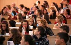 SCANDALOS: O profesoară de la Universitatea Hyperion din Capitală FURA din genţile studenţilor, în timpul orelor de curs