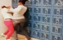 Când roata se întoarce: O bătăuşă primeşte o lecţie neaşteptată în vestiarul şcolii