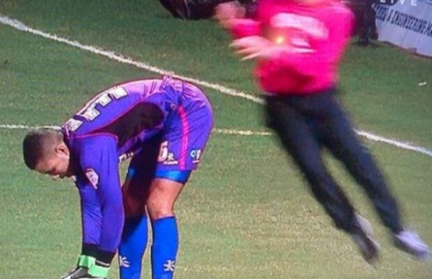 VIDEO Ciudăţenii din Anglia » A primit ”galben” după ce a fost atacat de un suporter :)