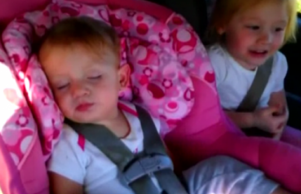 VIDEO: Ce face melodia "Gangnam Style" dintr-un bebelus adormit!