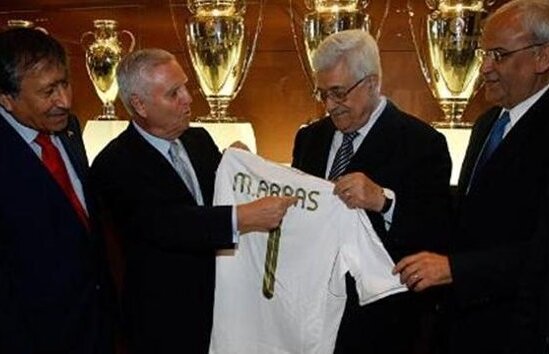 Trimis la închisoare deoarece şi-a ”echipat” preşedintele cu tricoul Realului :O