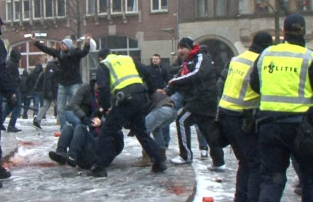 UPDATE » VIDEO Arestări la Amsterdam: 4 stelişti au aprins torţe şi-au avut altercaţii cu fanii lui Ajax!