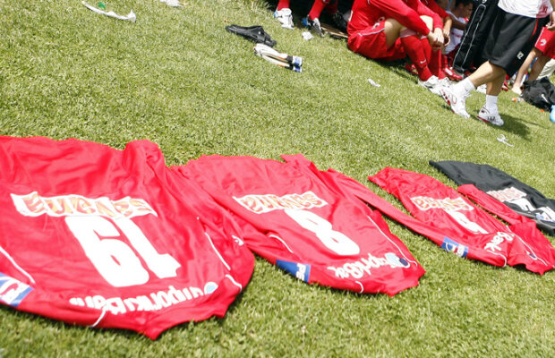 Dinamoviştii îşi continuă protestele: ”Să se antreneze tricourile!”