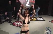 VIDEO N-a înţeles că meciul s-a terminat după un K.O. :S