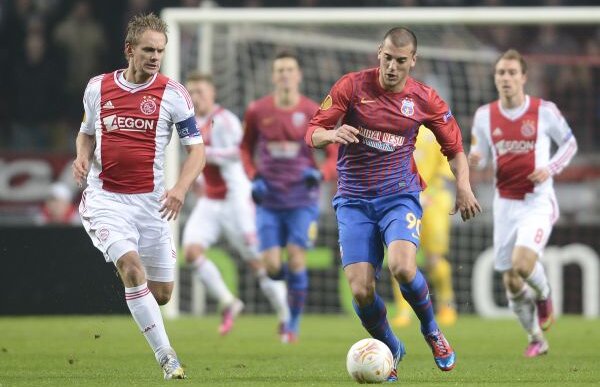 DJ De Jong » Căpitanul lui Ajax îşi motivează colegii într-un mod inedit