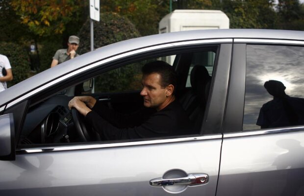UPDATE Acuzat că a plecat de la Rapid cu tot cu automobilul clubului, Zotta se apără: "Maşina stă degeaba, veniţi s-o ridicaţi!"