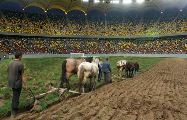 FOTO Scandal în Anglia! Şefii Stelei au arat terenul de pe Arena Naţională :D