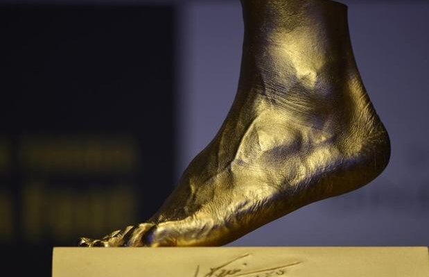 Piciorul cu care Messi îşi umileşte adversarii are o replică din aur » Cu cît va fi vîndut obiectul