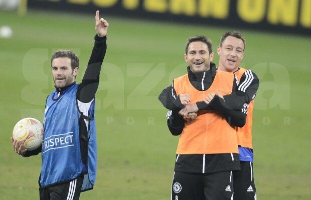 FOTO Spionaţi de Reghe şi MM » Jucătorii lui Chelsea au ridicat brazde pe Arena Naţională