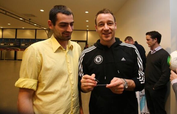 FOTO Chelsea respectă fanii! » Supervedetele englezilor n-au refuzat nici o solicitare pentru poze şi autografe