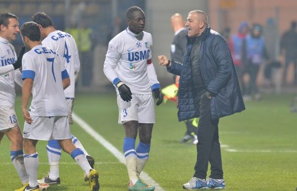 VIDEO Ajutor de la Răduţ şi Viera » Doi foşti elevi l-au ajutat pe Grigoraş să cîştige cu Oţelul la Tg. Jiu, 1-0