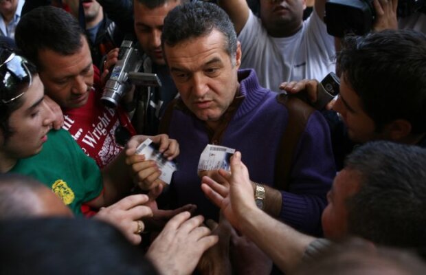 Discuţia care dă cărţile pe faţă cu biletele Stelei la meciul de joi: "Mache şi Mustaţă cărau teancuri de tichete"
