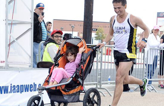 Aşa aleargă un tată » Bolnav de cancer, un bărbat a cîştigat maratonul împingînd şi căruciorul în care se afla fiica sa