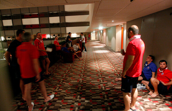 Englezii joacă din nou murdar » Ca la meciul cu Liverpool, steliştii au fost treziţi de o alarmă falsă de incendiu