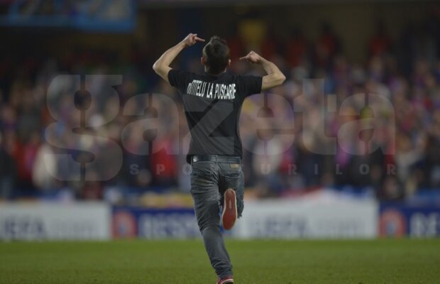 FOTO Mesaj anti-Mititelu » Un suporter român a intrat pe teren în timpul meciului Chelsea-Steaua!