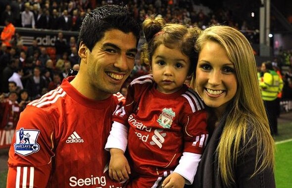 VIDEO şi FOTO Povestea emoţionantă a lui Luis Suarez: Cum a ajuns idol puştiul care "aduna monede de pe jos pentru a-i face cadouri iubitei"