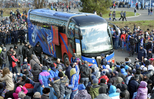 Au amăgit 15.000 de oameni! » Steliştii i-au ignorat pe suporterii care s-au strîns la amicalul cu Brăila