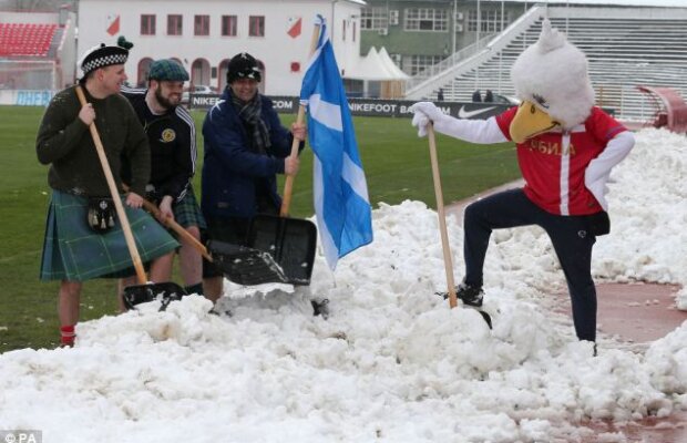 FOTO Deszăpezire în kilturi » Fanii scoţieni au pus umărul la curăţarea gazonului pentru meciul cu Serbia