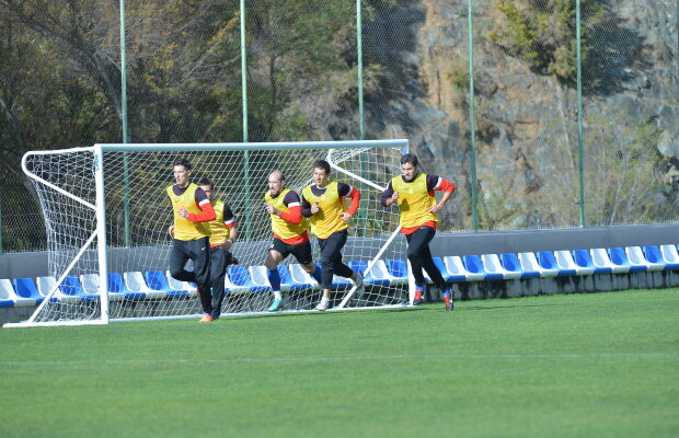 VIDEO Stelist, frate cu dinamoviştii » Unul dintre jucătorii lui Reghe a ieşit la masă cu mai mulţi fotbalişti ai rivalei