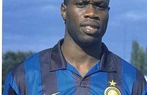 Jucătorul care i-a aruncat tricoul în faţă lui Mircea Lucescu e acuzat că s-a dat mai tînăr cu 12 ani!