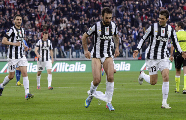 VIDEO Striptease de titlu » Vucinici a sărbătorit în chiloţi golurile victoriei juventine cu Pescara (2-1)