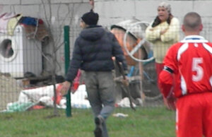 FOTO Scene incredibile într-un meci de liga a 5-a! A intrat cu securea pe teren să-i pună la punct pe jucători