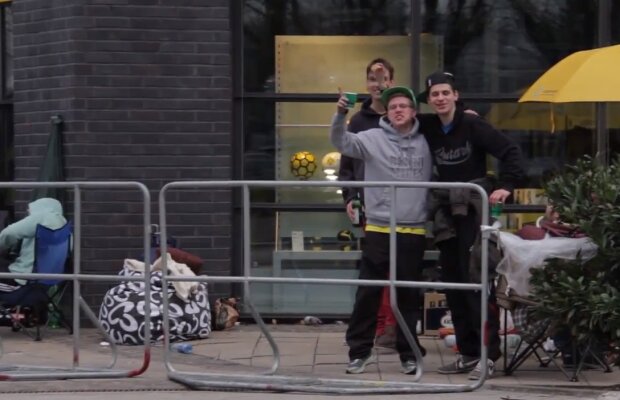 VIDEO Nebunie la Dortmund înaintea meciului cu Real Madrid » Fanii dorm la casele de bilete pentru a fi siguri că nu ratează meciul