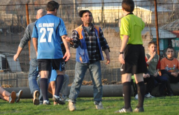FOTO Caz incredibil în fotbalul mic » Un arbitru a fost ameninţat cu un foarfece pe teren