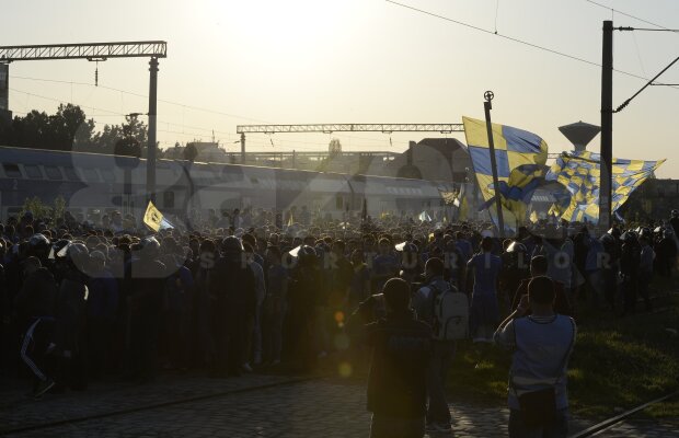 GALERIE FOTO Peste 2.000 de fani ai Petrolului pe Arena Naţională. Au creat haos în trenul spre Bucureşti!