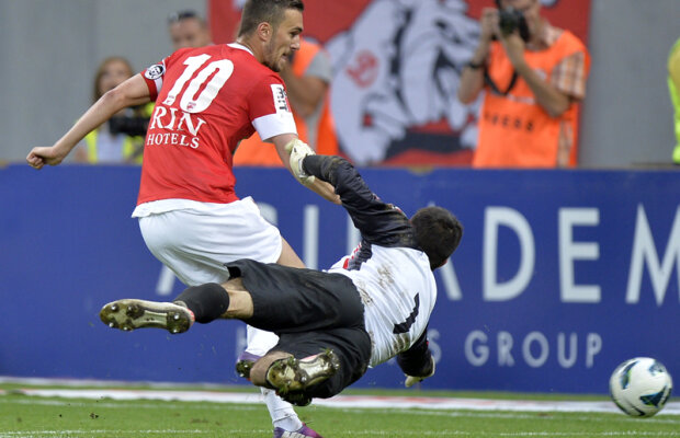 VIDEO Handbal în 11 » Dinamo, răpusă de arbitru: două penalty-uri refuzate şi gol primit în urma unui henţ