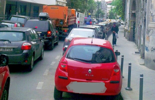 Să mai şi zîmbim » Şoferi, nu vă înghesuiţi pe scurtătură! Strada Dionisie Lupu e blocată :) » Voi pe unde faceţi 200m într-o oră?
