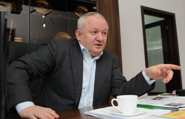 Porumboiu răspunde dur la acuzele lui Niculae: "Să-i fie ruşine! Nu mi-e frică mie de securişti"