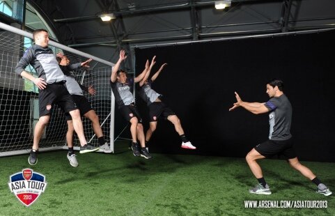 FOTO Superpowers » O nouă "nebunie" face ravagii printre fotbalişti! Jucătorii lui Arsenal au căzut victime :)