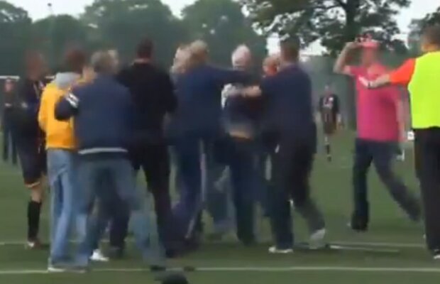 VIDEO Cutremurător! Bătaie la un meci de fotbal al unor jucători cu handicap