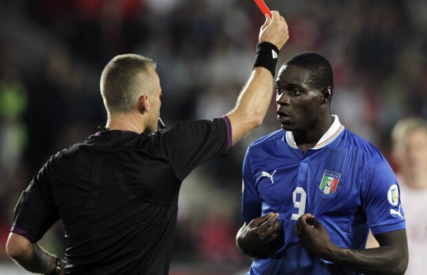 VIDEO Balotelli a făcut o criză de nervi după eliminare » Pumni şi picioare în drumul spre vestiare